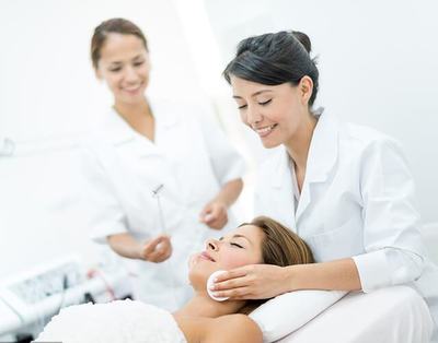 美容师不会沟通？巧用“花言巧语”提升销售与服务